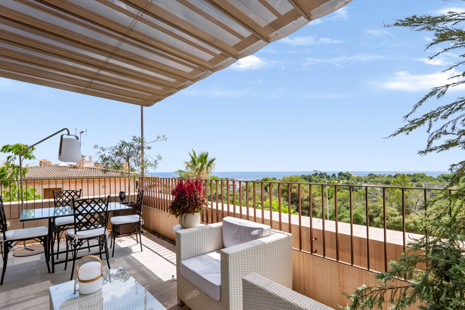 Sea-view terrace of a furnished apartment in Mallorca